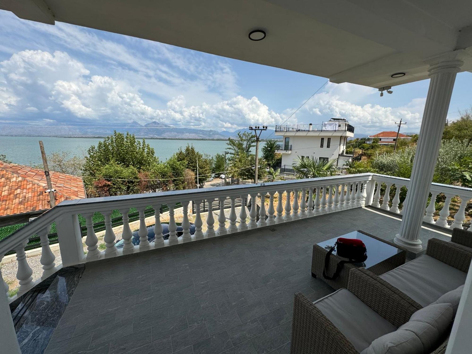 Homebythelake-shiroke * Široka